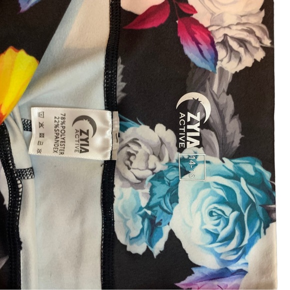 Zyia floral mesh light n tight high rise 24” - Picture 3 of 8